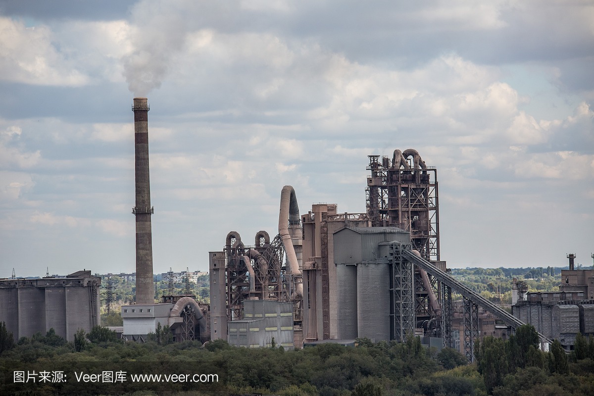 这是一幅全景图,可以看到乌克兰的工厂贫民窟,里面有金属外壳和用于炼焦工业生产的机器,还有冒烟的烟斗和一家工厂的重建